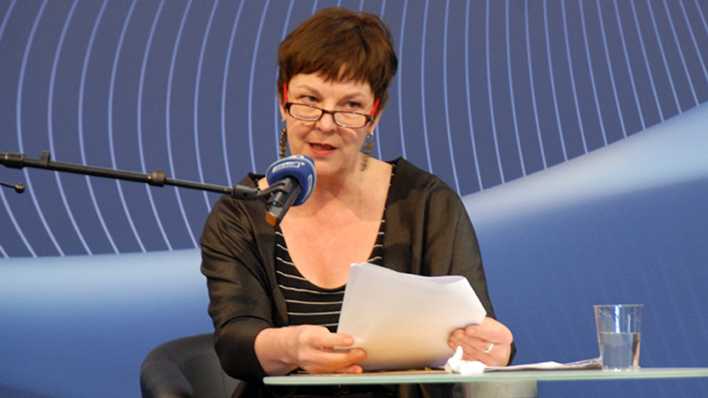 Autorin Susanne Friedmann liest am blauen ARD-Mikrofon (Quelle: rbb/OHRENBÄR/Birgit Patzelt) Autorin Susanne Friedmann liest am blauen ARD-Mikrofon (Quelle: rbb/OHRENBÄR/Birgit Patzelt)